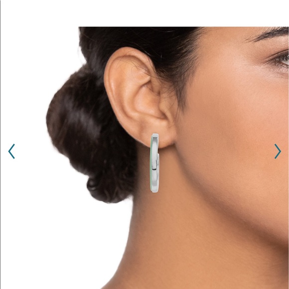 NWT/Nine West-Silver Tone green C-Hoop Earrings - Picture 2 of 2